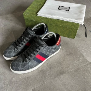 Gucci sneakers  - Tja, säljer nu mina fläckfria Gucci skor då de ej kommer till användning. Skorna är i topp skick och är allmänt stilrena. Dustbag osv medföljer givetvis. Tveka inte att höra av dig vid intresse! 😁
