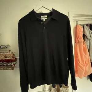 Merinoulltröja från COS - Snygg mörkblå merinoulltröja från COS. Perfekt skick i storlek M.