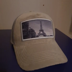 velvet keps - Säljer nu en riktigt snygg velvet keps från AVOUAR! Kepsen är aldrig använd och därför är skicket 10/10, skriv om du har nån fråga eller vill ha nån mer bild/ pris kan diskuteras vid snabb affär!