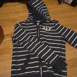 Abercrombie & Fitch zip up - Säljer denna fina zip hoodien då den inte används så mycket ❤️ nypris ca. 650 ❤️ pris kan diskuteras 