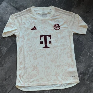 Bayern tröja  - Helt ny Bayern tröja oanvänd då att den va för stor på mig 