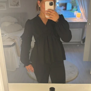Svart bluse  - Super fin svart bluse från NA-KD i fint skick. Går att både ha till vardags och fest🤍