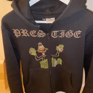 Rhinestone hoodie  - Riktigt fet och sällsynt zip hoodie från ”aim for the moon” i storlek M! Skriv vid frågor och funderingar! 