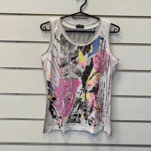 Gerry Weber Y2k Linne - Vit linne med massa detaljer  I bra skick med inga defekter  Storlek 36  Skriv ifall du har några fler frågor!