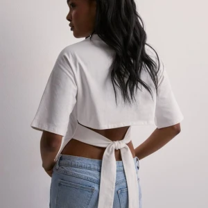 Nelly tröja - Trendig Nelly tröja med öppen rygg, inga defekter. Storlek xxs men den passar på mina vänner som är S ❤️