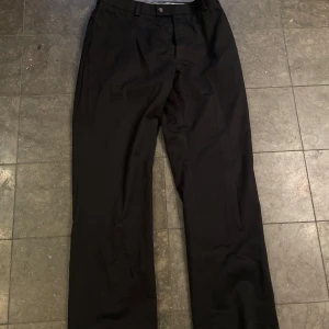 Svarta kostymbyxor - Säljer ett par klassiska svarta kostymbyxor. Insydda för att passa en 32W 