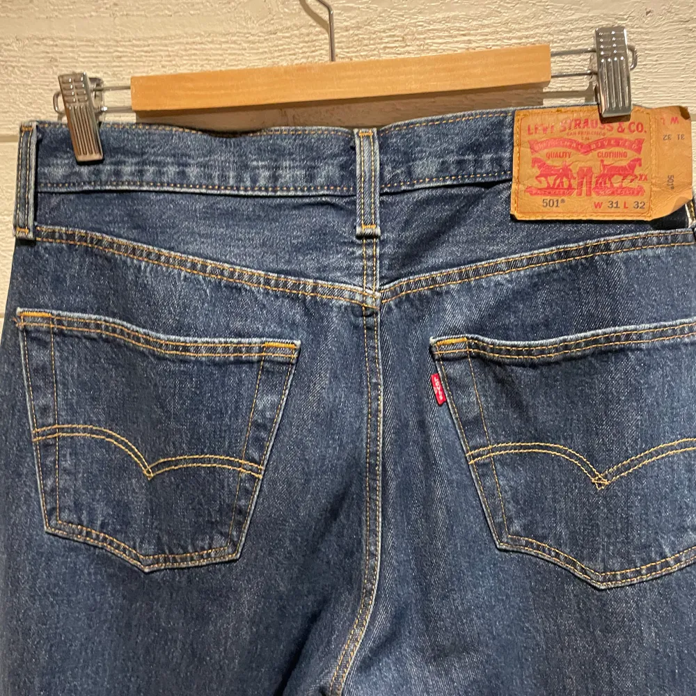 Tjena, säljer nu ett par ljusare blå Levis 501 jeans i storlek W31 L32. Skick:9/10, ny skick  Pris kan diskuteras vid snabb affär . Jeans & Byxor.