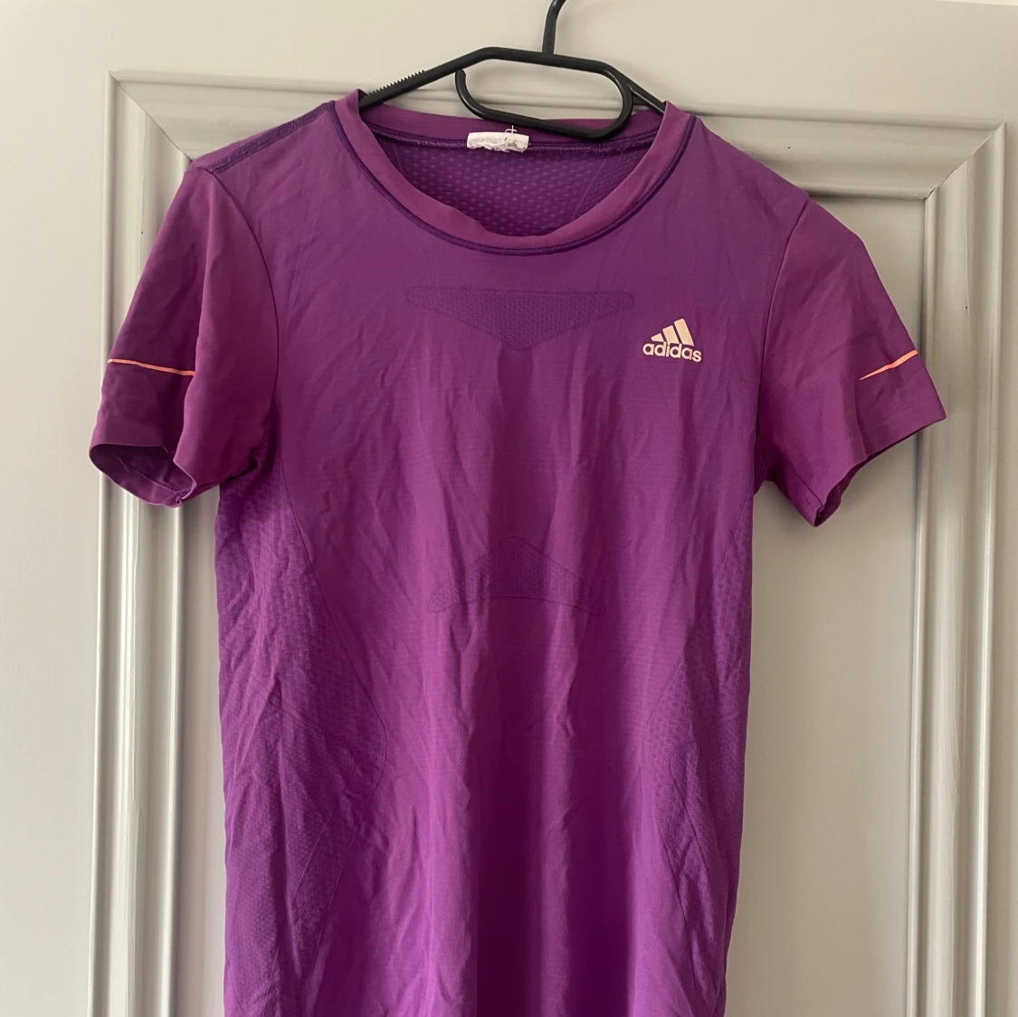 Lila t-shirt från Adidas