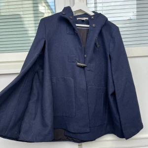 Zara Cape - Uuuursnygg cape ifrån Zara! Verkligen såå snygg och perfekt till hösten😇💓 Den är i bra skick men använd förståss💓 Passar säkert en XS-M😇
