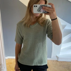 Grön stickad tröja  - Kortärmad stickad tröja, köpt second hand men aldrig använd av mig