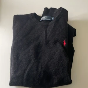 Ralph lauren stickad ylle kofta - S, liten i storlek passar runt 170cm. Fint skick inga hål använd 3 gånger. Gjord av ull