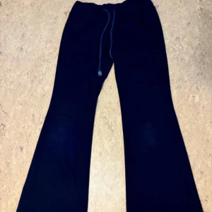 Svarta mjukisbyxor med snörning - Säljer ett par svarta mjukisbyxor som är superbekväma och perfekta för chill dagar. De har en snörning i midjan för justerbar passform och en loose stil som ger en avslappnad look. Perfekta för höst och vinter när man vill mysa till det!