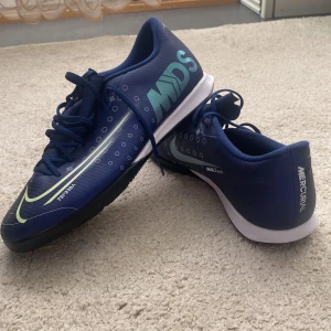 Nike Mercurial Futsal skor - Säljer dessa helt nya och snygga futsal skor, de har aldrig använts och de är även jättesköna med inga defekter alls, kontakta mig vid frågor