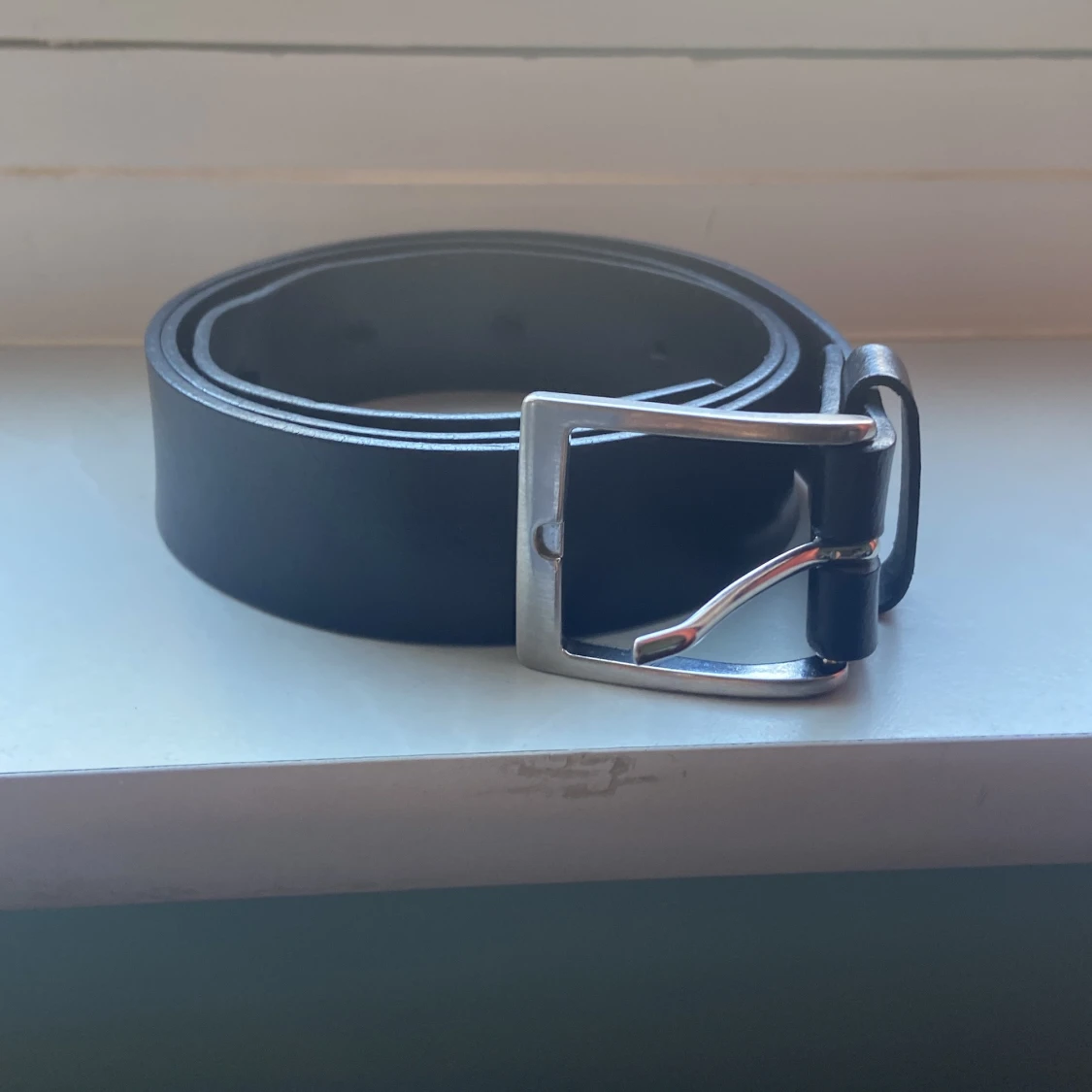 Svart skärp med silverfärgat spänne