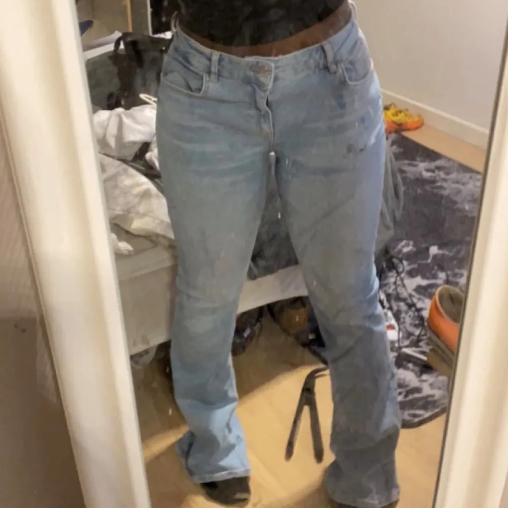 Skitsnygga jeans från Zara, stylade med hål vid högra lårben och är i perfekt skick. Har använd dom 1 gång. Jeansen är low och flare. Ordinarie pris var 500kr, men pris kan diskuteras!. Jeans & Byxor.