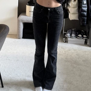 Svarta jeans - Svarta jeans från Gina tricot. Färgen på byxorna är lite mer gråsvarta än svarta då jag användt de en del. Väldigt fint skick dock!