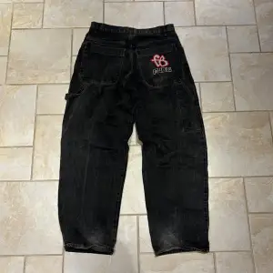 Sjukt rare vintage FUBU jeans, baggy, nice wash, bra skick. Storlek 34 men passar även midja ~31! Dm för mer info