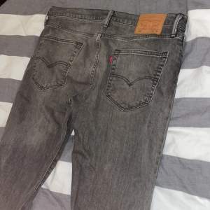 Ett par Levis jeans , storlek w32 L32, passar för dom som har lite kortare ben, väldigt bra skick! Pris kan diskuteras 