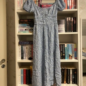 Klänning  - Superfin blommig klänning från hollister som endast är använd en gång. Längden är maxi/midi🤍