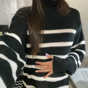 Randig stickad tröja  - Jätte fin svart vit randig stickad tröja som är i väldigt bra skick (bilderna är lånade)💕klicka gärna på köp nu