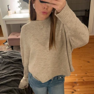 Beige stickad tröja - Jättefin, perfekt för höst och vinter! Strl L men passar mig som har xs💕