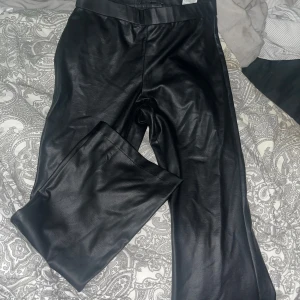 SKINNBYXOR mid/low - Nästan helt oanvända skinnbyxor ifrån vero moda. Lite mid/lowwaist och väldigt sköna. Skulle säga att dom är lite mindre i storleken men lite stretchiga ändå. Super fina men säljer då dom inte är min stil helt. Betalning sker via swish❤️Ca stolek M
