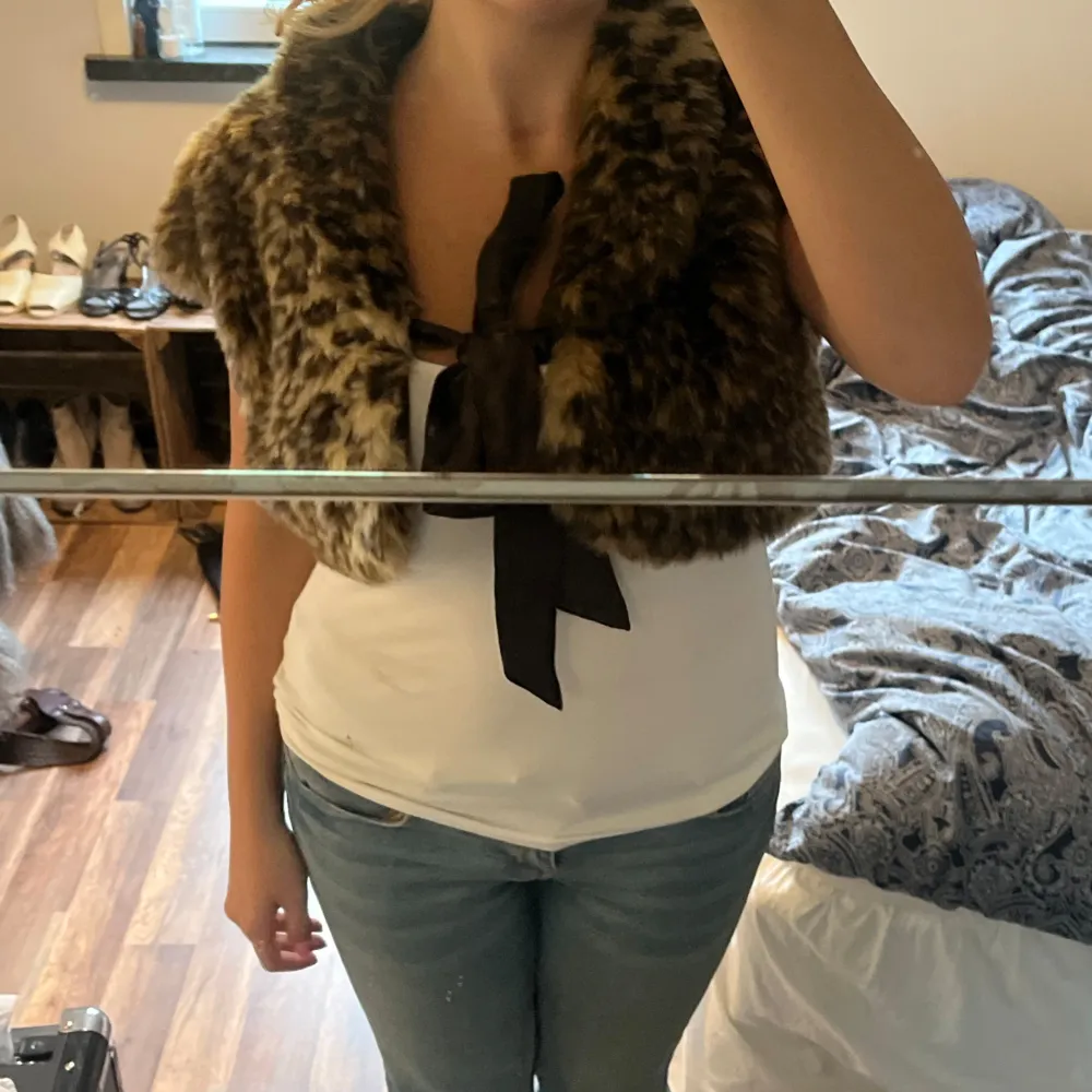 Supersnygg bolero i leopardmönster💞💞står ingen storlek men skulle tänka mig S/M. Neuletakit & Villapaidat.