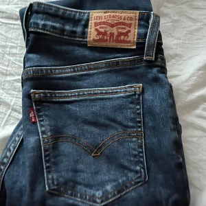 Lågmidjade levis jeans - Så fina Lågmidjade Levis jeans!🥰köptes på Nelly, skriv privat för fler bilder♥️ nytt pris:1000kr