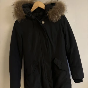 Vinterjacka  - Svart vinterjacka med päls, super varm, två knäppbara fickor framtill och är köpt för 2500kr🩷