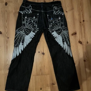 Imperious deadstock y2k jenas - Imprious jeans i bra skick väldigt sällsynta. Passar runt 185-170