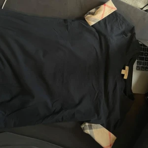 Burberry  - T shirt storlek s 