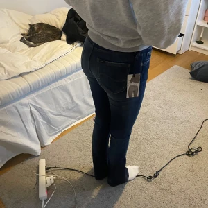 Lee jeans! - Skit snygga lee jeans  Helt oanvända med lappen kvar  Midja:36cm Innebenslängd: 79cm