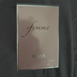 Hugo boss Fenme 75ml - En helt ny tjej parfym från Hugo boss. En väldigt romantisk parfym för kvällar främst på Vintern. En doft av blommor med inslag av fräscha frukter. 