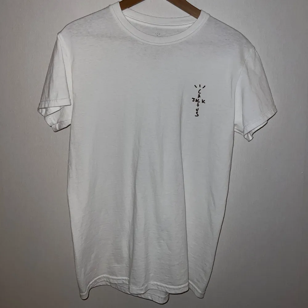 En t shirt i strl. S från Travis Scott's kända märke cactus jack. Endast provad. Passar er med S för en lite oversized passform och M för en mer perfekt passform.  Köparen står för frakten. För att köpa kontaktar du mig eller köper via ”köp nu”. . T-shirts.