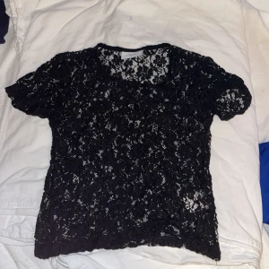 Svart spets topp  - Detta är en spetstopp från Grunt i storlek M (146-152) som då är för liten för mig och den är använd 3 gånger max. 💗