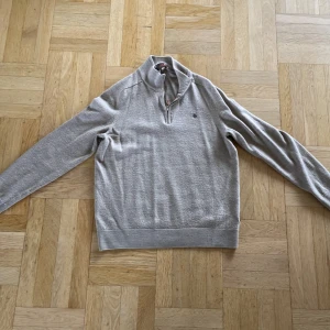 Morris halfzip  - Säljer nu min skit feta morris halfzip då den är för liten. Storlek XL i barnstolek så passar S. Har en liten defekt på ryggen som knappast syns därav priset. Köpt på hede för runt 900 men säljer för 400