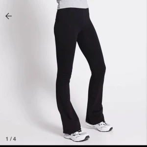 Utsvängda byxor  - Svarta utsvängda byxor från lager 157. Storlek xs. 