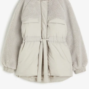 Vadderad pilejacka hm - En fin, tjock och varm vinter/höstjacka som är använd någon gång bara under förra vintern. Jackan är i bra skick och nästan som ny. Jackan är i storlek M. Det är Teddy material på armarna och ryggen på baksidan. För mer info o bilder, skriv❤️