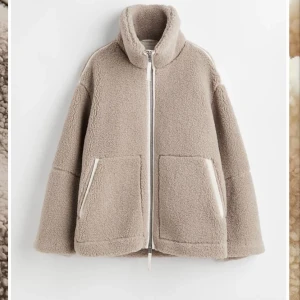 Teddyjacka - Så snygg teddyjacka frön viroza storlek M💗 Säljer för att jag köpte i två olika storlekar! Helt oanvänd kommer därför inte sänka priset eftersom jag köpte för 500