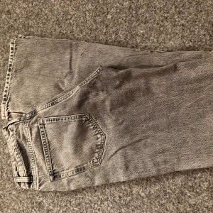 Gråa jeans - Aldrig använda för dom var för stora på mig, storlek 26/32. Nypris 599