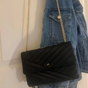 Svart axelremsväska  - Använd ca 2 gånger, inga defekter och som ny! 