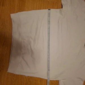 Beige tröja från Vailent - Säljer en stilren beige tröja från Vailent i storlek S. Tröjan har en enkel design med långa ärmar och ribbade muddar vid ärmslut och nederkant. Perfekt för en avslappnad look eller att mysa i hemma. Diskuterbart pris!!