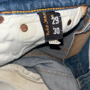  Nudie Jeans  - Nu säljer vi ett par still rena Nudie Jeans 9/10 skick. Det är inga defteter på dem. Storlek 29 i waist 30 i length. Den är lite mindre i storleken. Pris kan diskuteras 