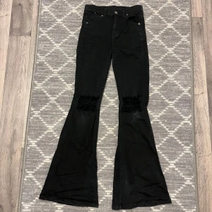 Bootcut jeans - Bootcut jeans från Dr.denim i stretchigt material, något urtvättade men ändå i okej skick☺️