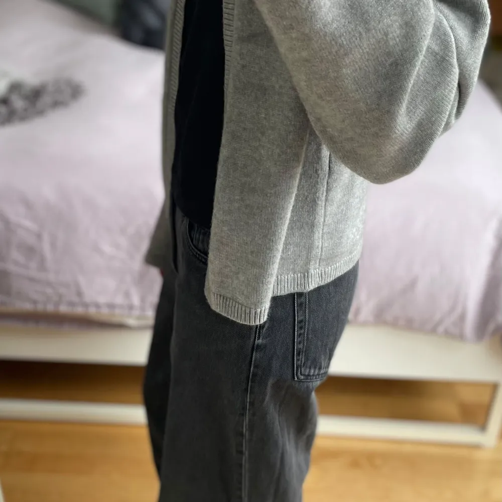Svarta Baggy jeans från Weekday i modellen ”Rail mid loose jeans”!💕 storlek W26 L32. De är lite slitna längst ner pga att de är använda men är annars i bra skick! 💗Nypris 560. Farkut & Housut.