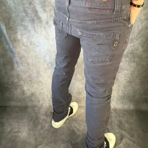 // Dondup jeans | storlek w32, benlängd: 107cm, midjemått: 43cm | Nypris runt 4000 | Kontakta för fler frågor eller funderingar // Deluxecloset 