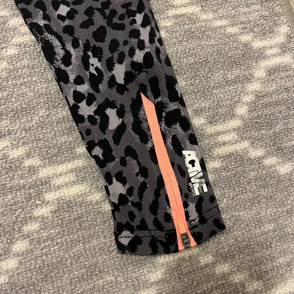 Leopardmönstrade träningstights från Gina Tricot med dragkedjor vid benen samt en ficka över rumpan☺️. Sportswear.