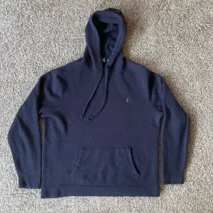 Ralph lauren hoodie i 100% merinoull, väldigt bra skick och otroligt ovanlig. Skriv för fler fler frågor priser kan alltid diskuteras. Obs storleks lappen är borta men passar Xs