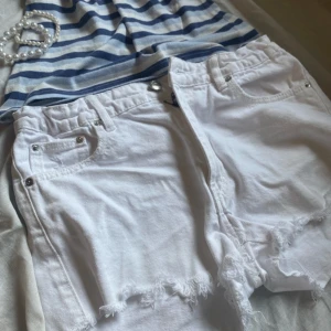 cute shorts  - white shorts in great condition!  waist: 36x2 cm 
