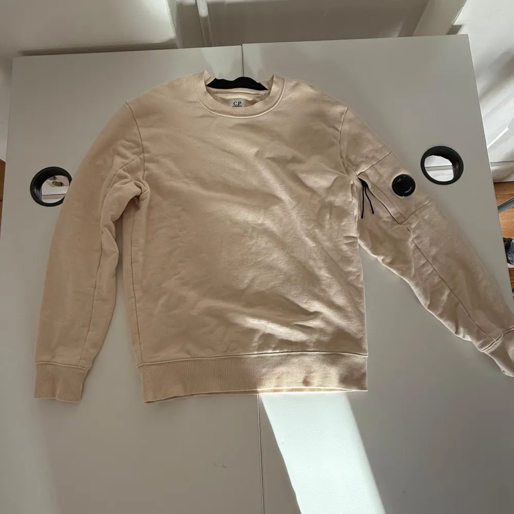 Supersnygg cp company tröja i mycket fint skick. Den är beige och funkar till allt. Köpt på U/M och har kvitto😊  Hör av er vid frågor!. Tröjor & Koftor.